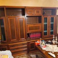 Parete attrezzata,tavolo e sedie