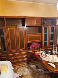 Parete attrezzata,tavolo e sedie