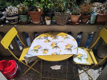 Set tavolo e sedie da giardino in metallo giallo I