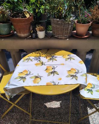 Set tavolo e sedie da giardino in metallo giallo I