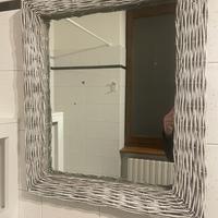 Specchio con cornice in vimini