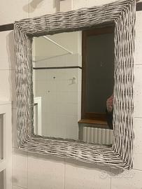 Specchio con cornice in vimini