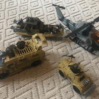 Elicottero, carri armati e motoscafo militari