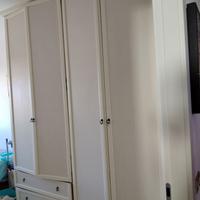 Armadio quattro ante con tre cassetti più comodino