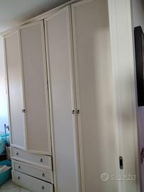 Armadio quattro ante con tre cassetti più comodino