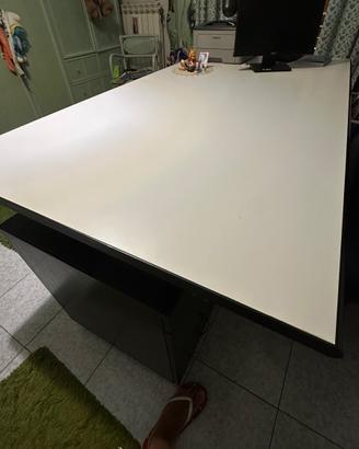 Scrivania per ufficio o camera grande