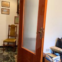 Porte di legno con inserto in vetro