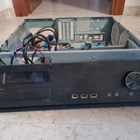 Consegna a mano HTPC per pezzi o riassemblarlo