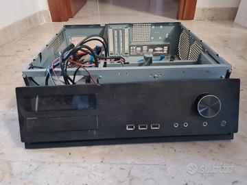 Consegna a mano HTPC per pezzi o riassemblarlo