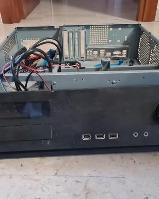 Consegna a mano HTPC per pezzi o riassemblarlo