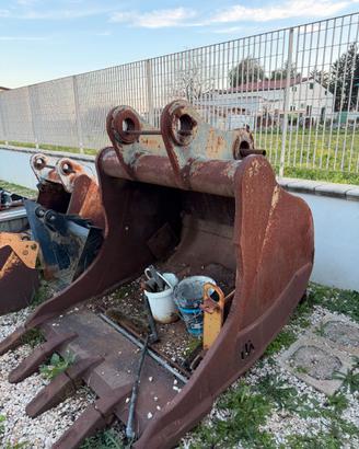 Benna escavatore LTA 1250mm per Hyundai R320