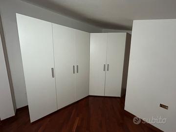 Armadio ad angolo per cabina