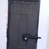 Porta di ferro con chiusura