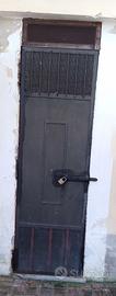 Porta di ferro con chiusura