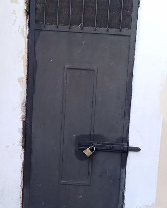 Porta di ferro con chiusura