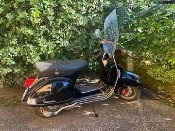 Vespa anniversario 70° nera