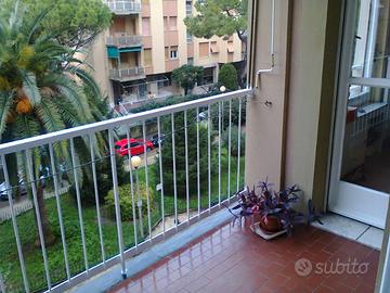 Quarto arredato con balcone e posto auto