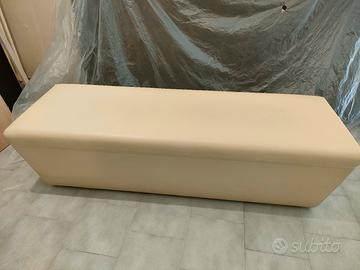 Pouff in ecopelle color crema.