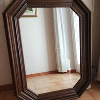 Specchio con cornice in legno lavorata