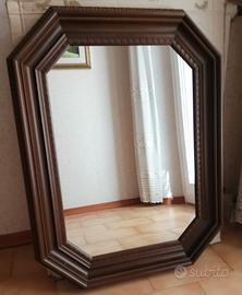 Specchio con cornice in legno lavorata