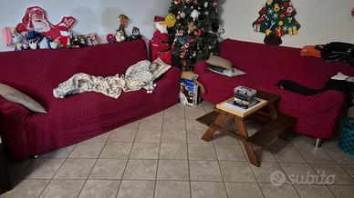 2 divani da 3 posti l'uno (uno divano letto)