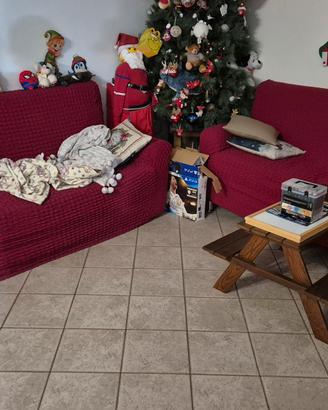 2 divani da 3 posti l'uno (uno divano letto)