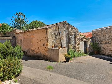 Centro- Area con rudere