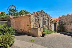 Centro- Area con rudere