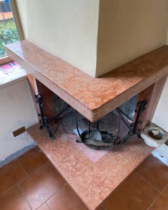 Camino angolare artigianale marmo rosso