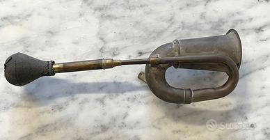 Antico clacson a tromba in ottone per automobile