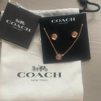 Orecchini e catenina con pendente Coach