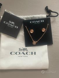 Orecchini e catenina con pendente Coach