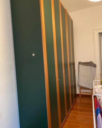 ARMADIO vestiti ampio e pregiato