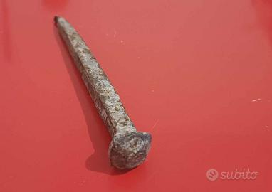 chiodo di ferro antico da carpenteria con testa qu