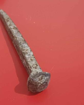 chiodo di ferro antico da carpenteria con testa qu