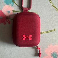 Astuccio Under Armour contain micro essentials