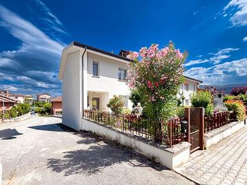 VILLA A SCHIERA A L'AQUILA