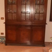 credenza con vetrina, in legno massiccio.