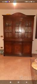 credenza con vetrina, in legno massiccio.