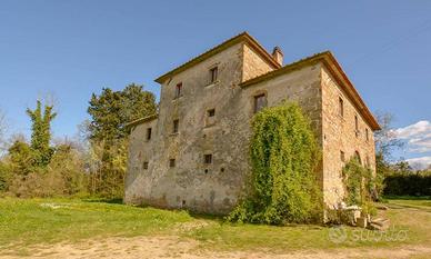 Rustico / Casale di 650 m² con più di 5 locali a A
