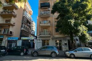 Comodo 5 vani con terrazzo via Montepellegrino