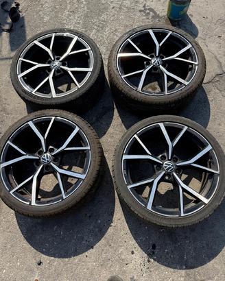 Set Cerchi in Lega Golf VIII 235/35 R19