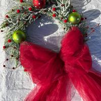 Ghirlanda natalizia con maxi fiocco rosso