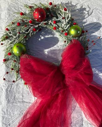 Ghirlanda natalizia con maxi fiocco rosso