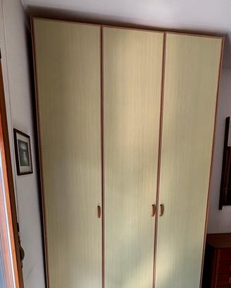 COPPIA DI ARMADI 3 ANTE IN LEGNO MOLTO CAPIENTI
