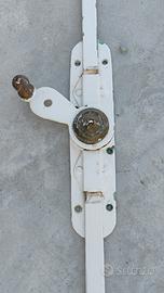 chiusura  vintage  in ferro per persiane in legno