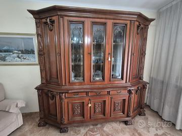 Credenza in legno massello con vetrinetta