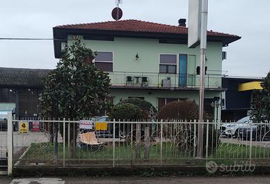Vendita 2 appartamenti con capannone