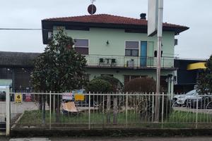 Vendita 2 appartamenti con capannone