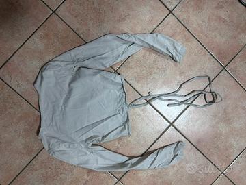 Top cropped a maniche lunghe con lacci in vita
